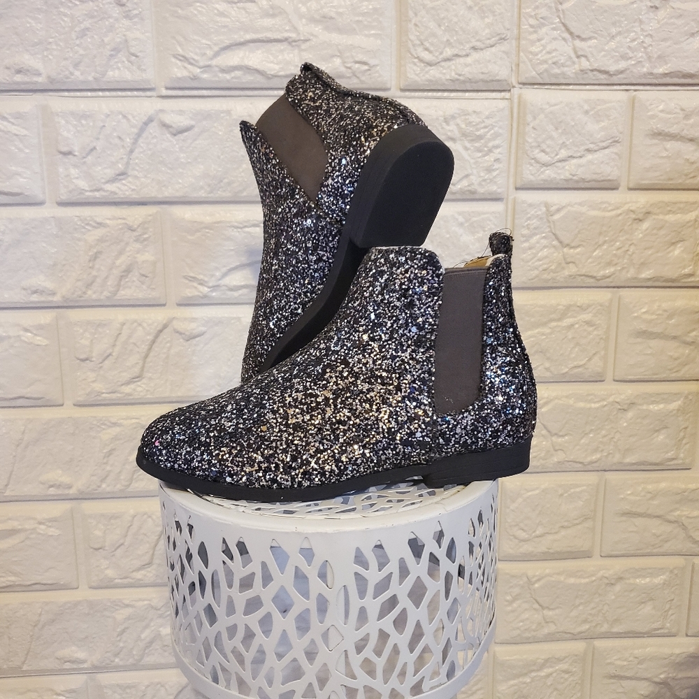 BNWT- Olivia Miller Girls Sparkly Boots, 11-4